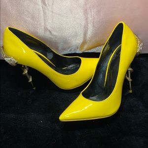 Cute yellow high heels with golden accessory